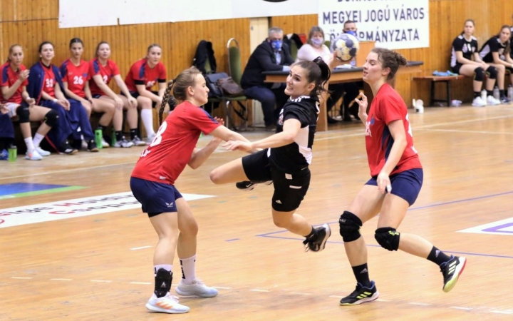 Kézilabda: egy oda, egy ide