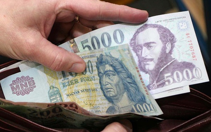 Februártól bruttó 167 400 forintra emelkedik a minimálbér