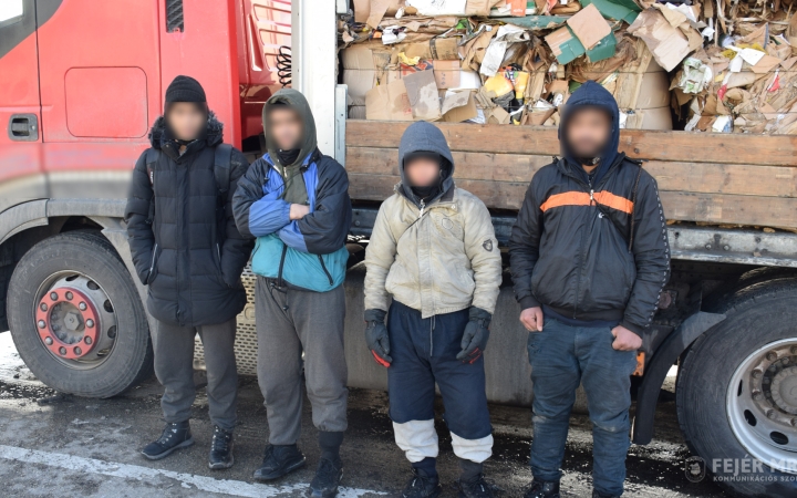 A raktérben bújtak el, a városban találták meg a menekülőket