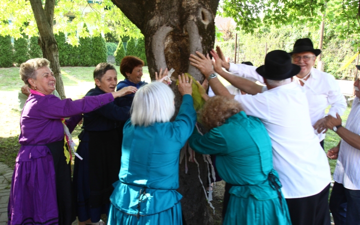 Körtánc a májusfánál - a Pentelei Nyugdíjas Klub mulatsága