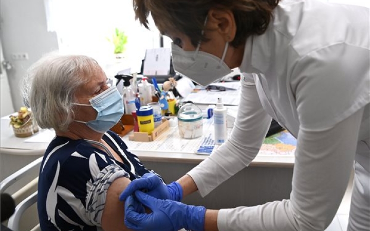 Külön díjazást kapnak a hétvégén oltó háziorvosok