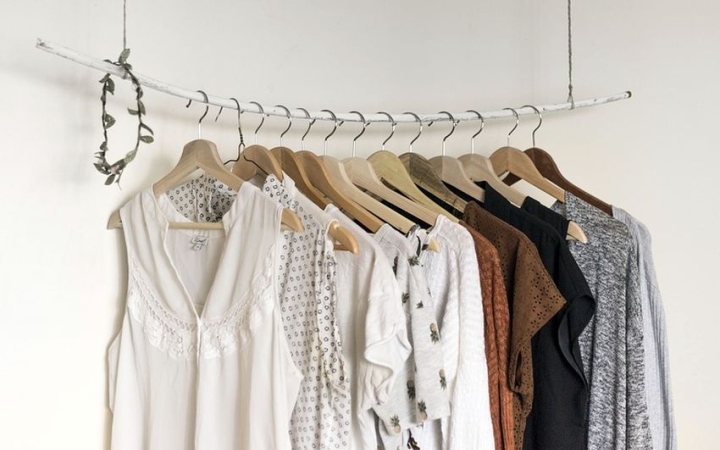 Hamisított ruhákat árult a saját üzletében