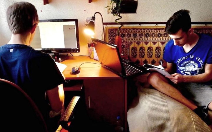 A járvány miatt ingyenes internet az általános iskolák tanulóinak és pedagógusainak is