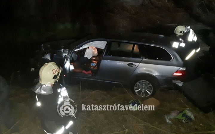 Lesodródott az útról, patakmederbe hajtott 