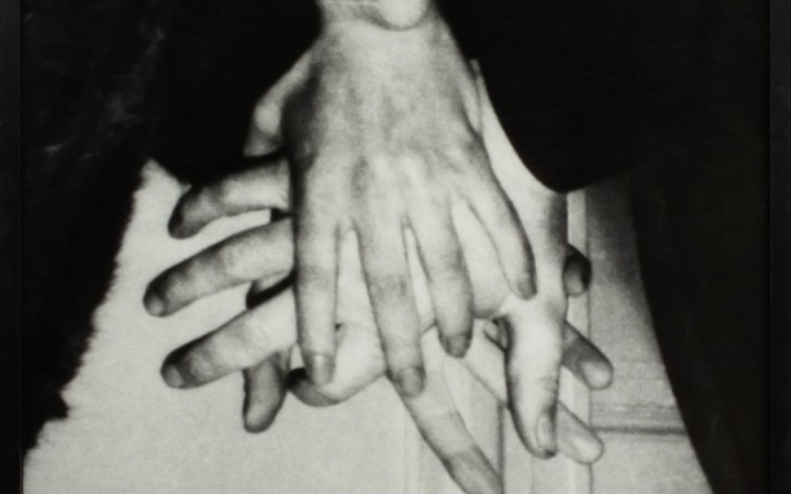 ICA-D: kirakatkiállítás – Esterházy Marcell drámai nyomatával