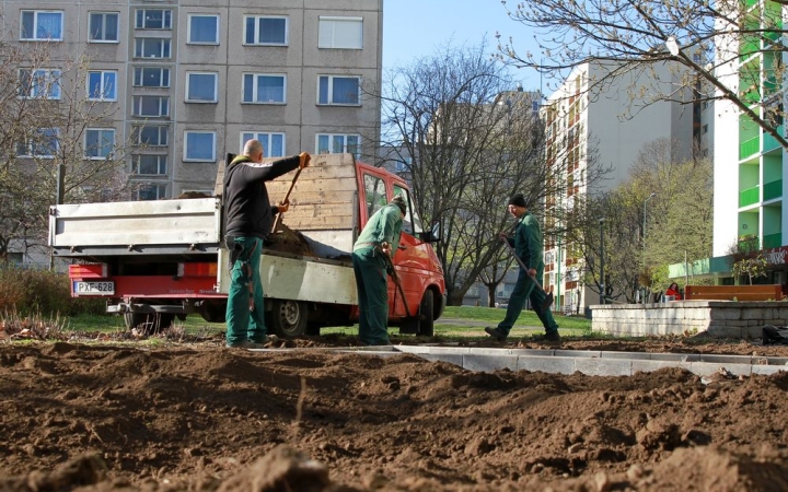 Sziklakertet varázsolnak a mesterséges tóból