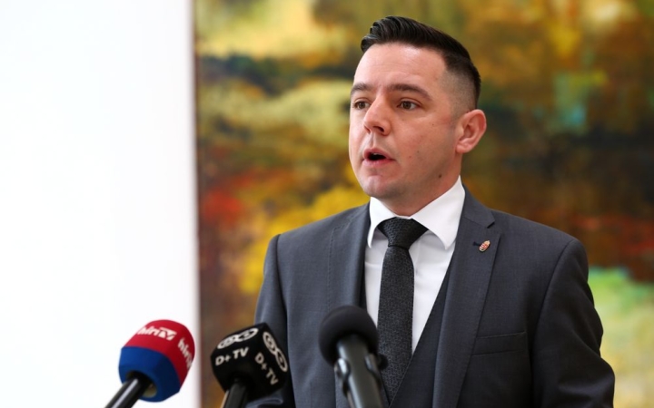 "Innen kérjük Kubatov Gábort, kösse meg a kutyáit"