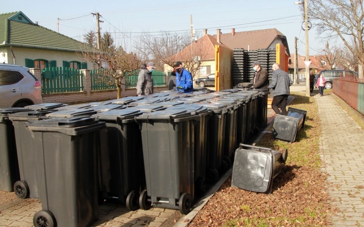 Folytatódik a szelektív hulladékgyűjtő edények átvétele