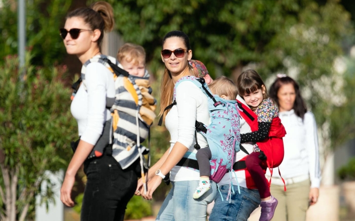 Anyák napján a babahordozás hete előtt