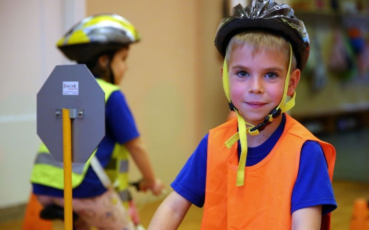 KRESZ: nem lehet elég korán kezdeni! (galériával)