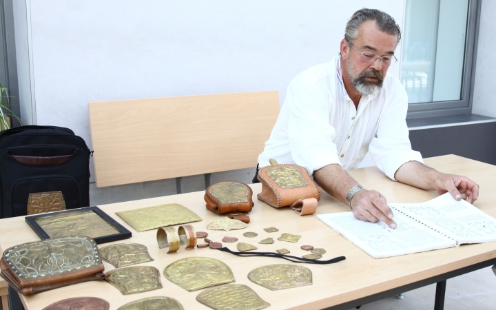 Fémbe vésett idő - Ősi mintákból merít a rézműves