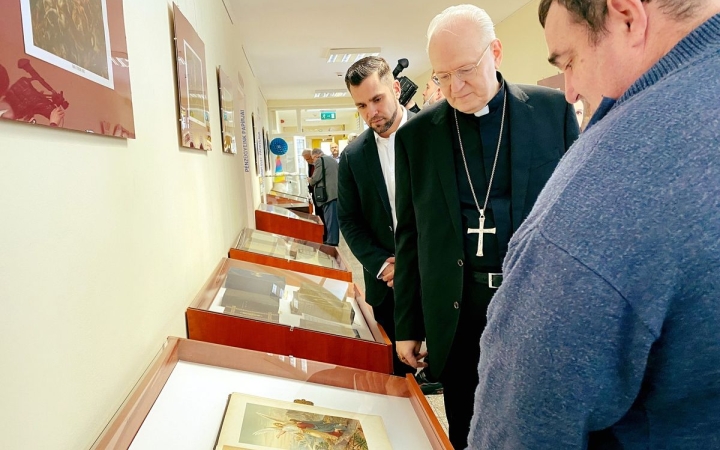 DSTV: a Bibliák Papírvilága