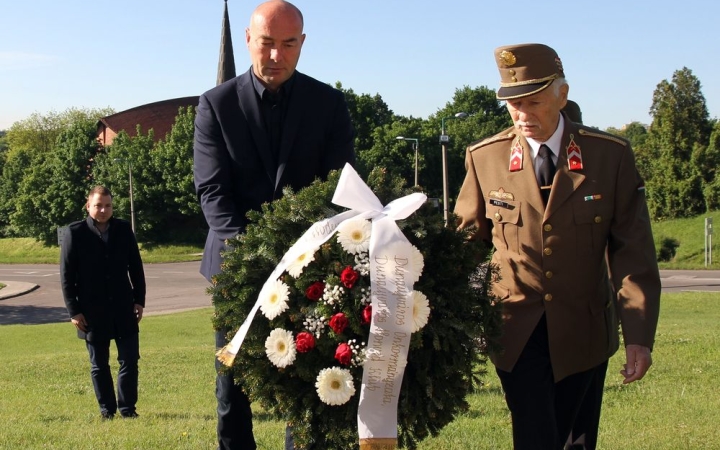 Közös koszorúzást szerveztek az emlékműnél