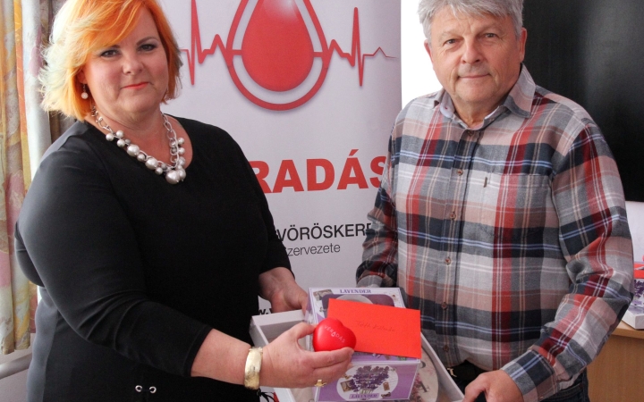Véradás: a "csúcstartót" köszöntötte a Vöröskereszt