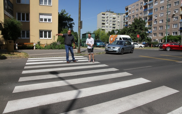 Este festik a parkolósávokat, útburkolati jeleket