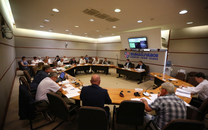 Közgyűlés: gyászpercek után fontos frontok