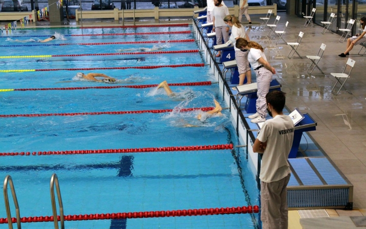 Hazai éremeső az uszodában