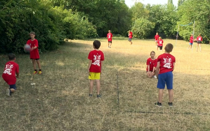 Nyári táborban fiatal röplabdázók