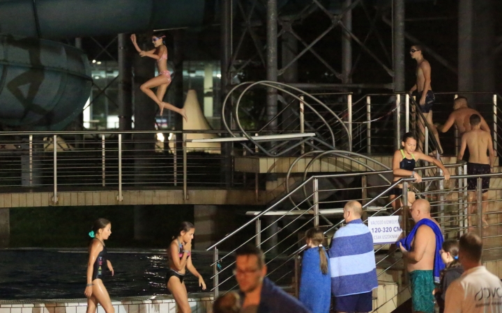 Holdfénycsobbanás az élményfürdőben (galériával!)