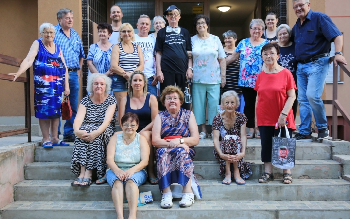 Ilyen még nem volt: tömbházszülinapi zsúr (galériával)