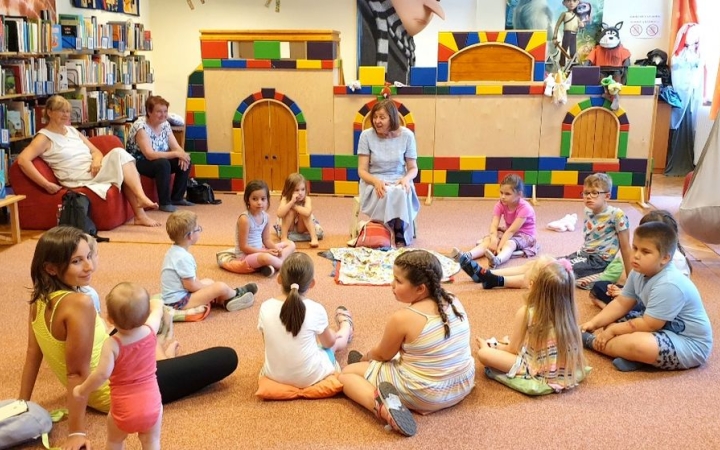 József Attila Könyvtár: színes augusztus