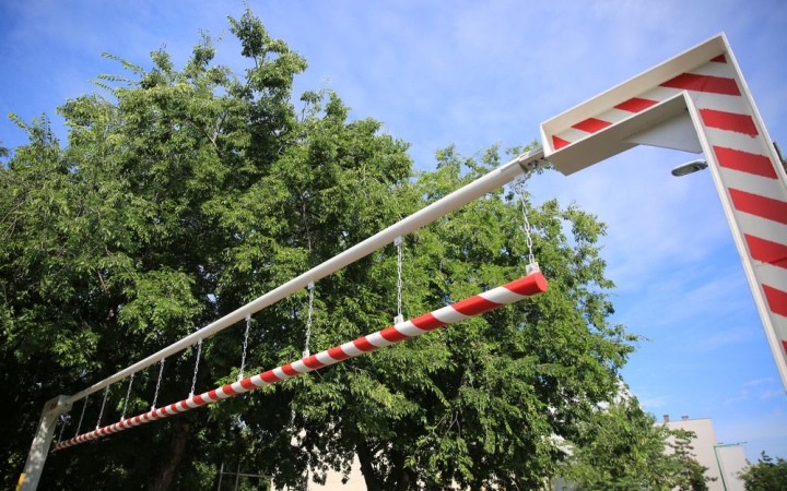 Visszakerült a magasságkorlátozó kapu a Kallós Dezső utcába