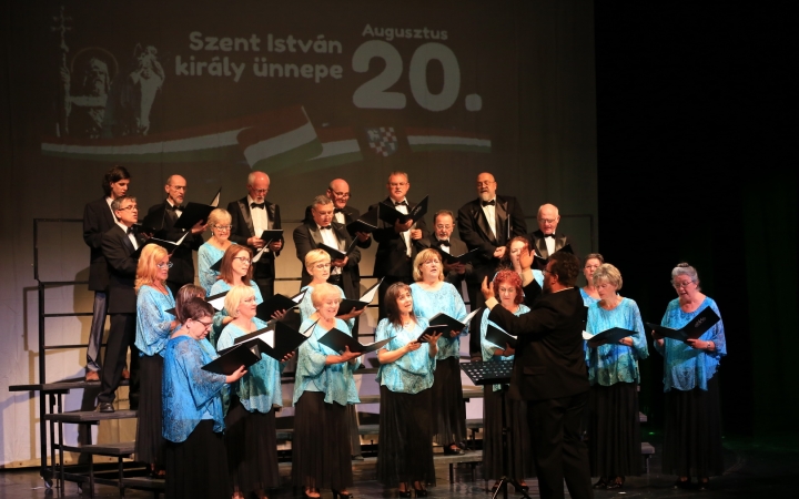 Ünnepi nyitány – díjesővel (galériával)