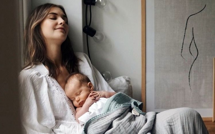 Szoptatós pózok, fekve vagy ülve célszerűbb a szoptatás?