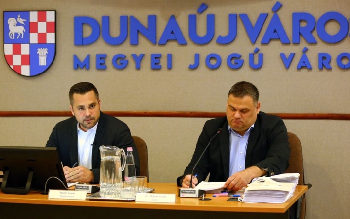 Rendkívüli nyílt ülés lesz – de 26 napirenddel