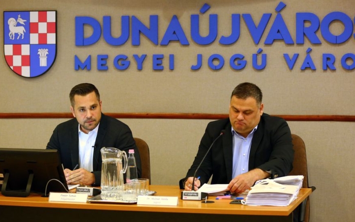 Rendkívüli nyílt ülés lesz – de 26 napirenddel