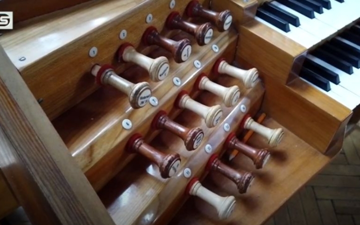DSTV: orgonacsere a templomban