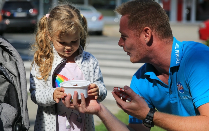 Országos turnén a Teletál Ételfutár – megálltak Dunaújvárosban is (galériával)