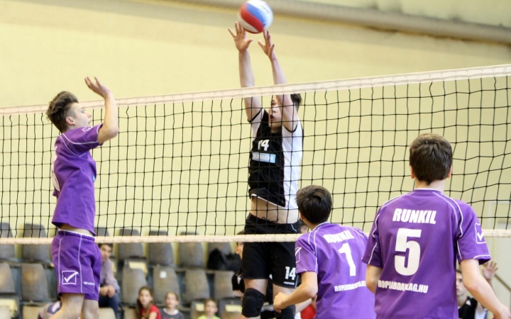 Röplabda: csoportelsőként tovább