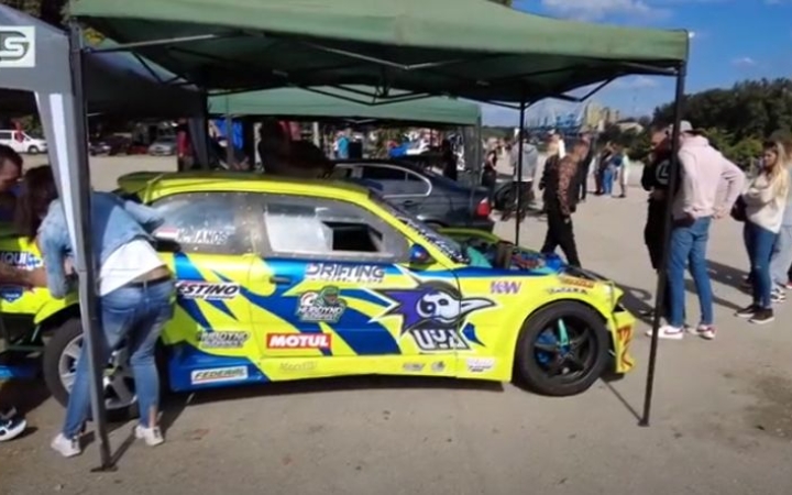 DSTV: benzingőz és gumikoptatás a Duna-parton (galériával)