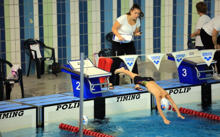 Hazai éremeső az uszodában