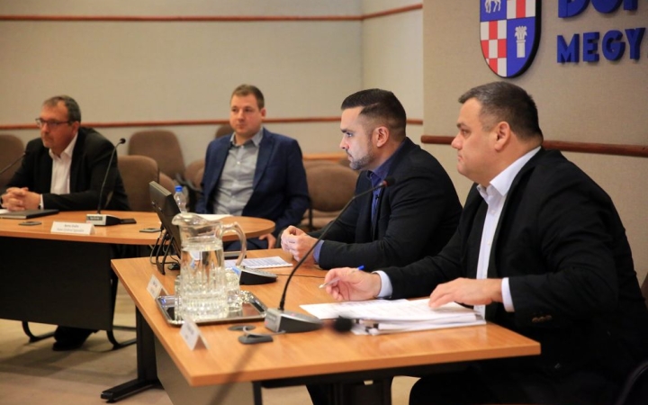 Díjátadó és negyven napirend a közgyűlésen