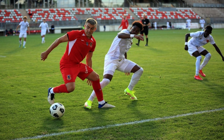 Küzdelmes döntetlen Pakson 