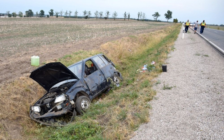 Berántotta a kéziféket, balesetet okozott az ittas utas