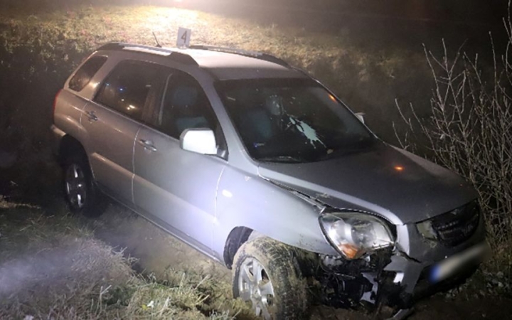 Árokba hajtott egy autó, az utas sérült a 62-es úton