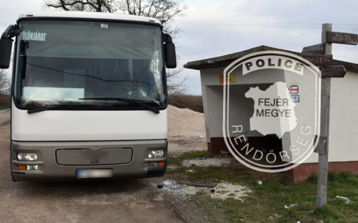 Megrongálta a buszt a vandál fiatal – gyorsan elcsípték