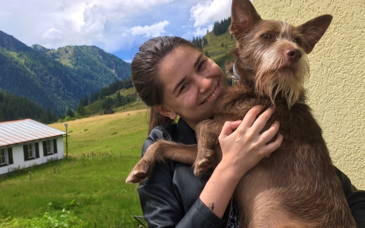 A kutyák és emberek kapcsolatát kutatja – több díjjal ismerték el