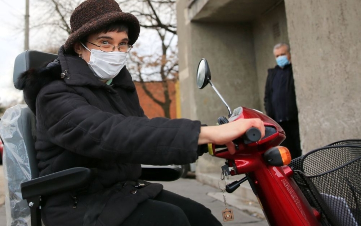 Elektromos mopedet adományozott a városvezetés