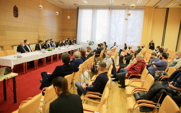 Több izgalmas témát érintett a közmeghallgatás