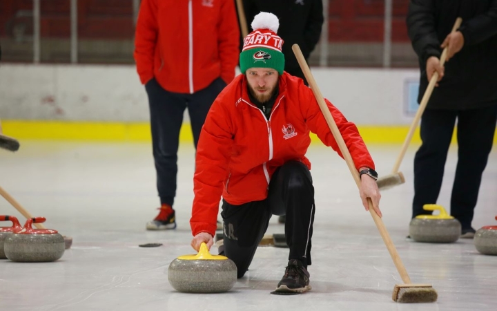 DSTV: curling oktatás a jégcsarnokban