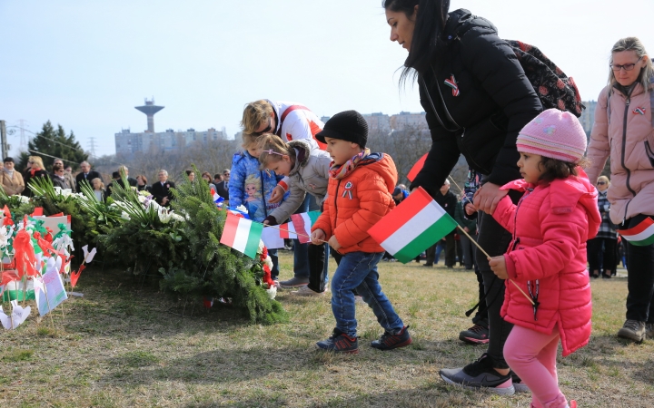 "... csikorgó szélben zászlónk mosolyogjon" (galériával)