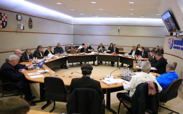 Közgyűlési döntések – a háború árnyékában