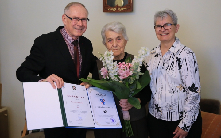 Boldog születésnapot, Erzsi néni!