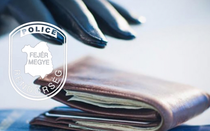 Készpénzt, bankkártyát és okiratokat tulajdonított el