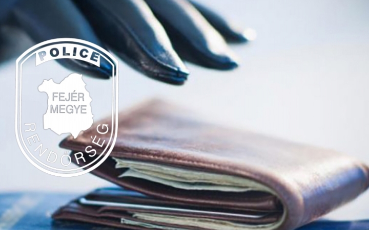 Készpénzt, bankkártyát és okiratokat tulajdonított el