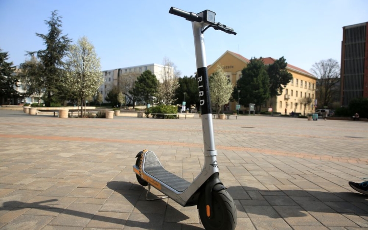 Jövő hétfőn startol a városban a Bird elektromos rollerszolgáltatás